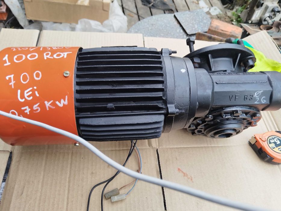 Reductor cu motor 0,75 KW 100 rpm