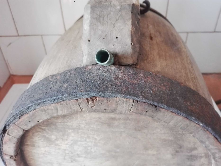 Класьор с марки и стар конски бъкел .