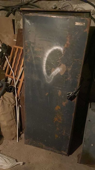 Шкаф железный, ящик