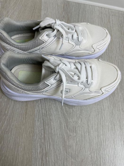 продам кроссовки