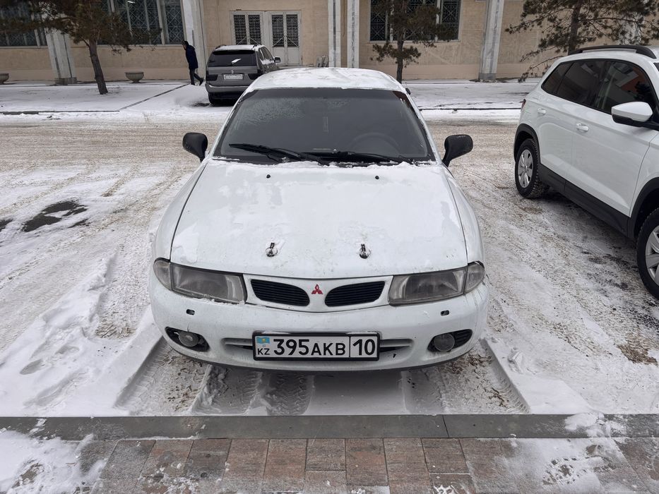 Mitsubishi Carisma 1996 год