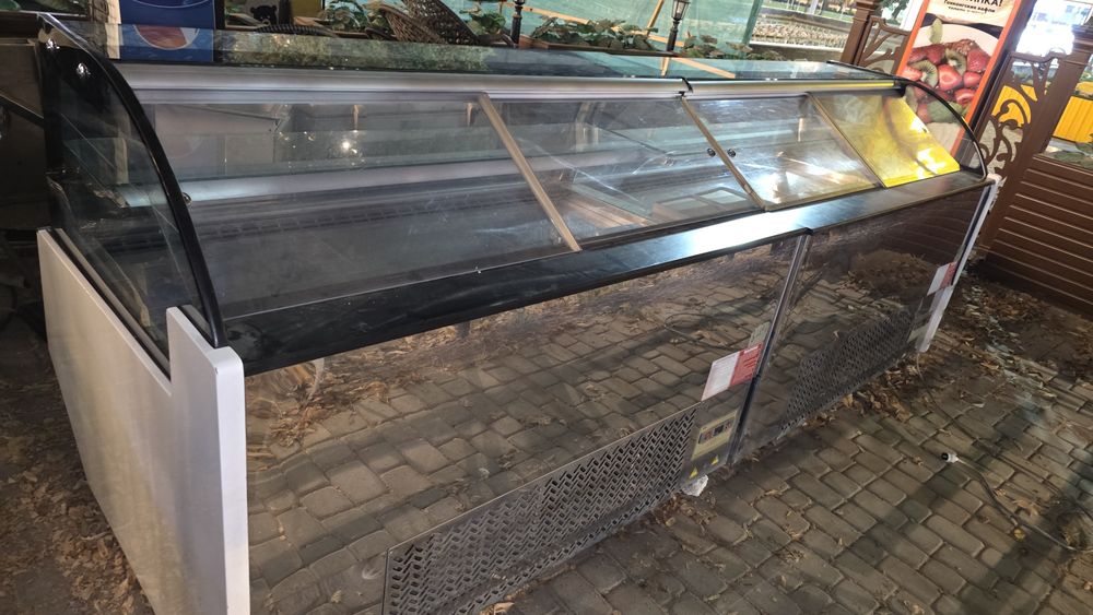 Витрина холодильник импортный в хорошем состоянии.