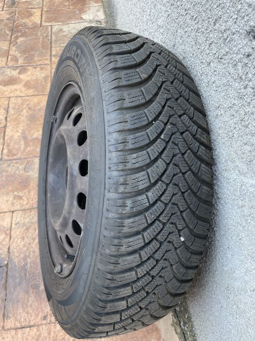 Vând 4 roți de tablă cu anvelope de iarnă 195/65 R15