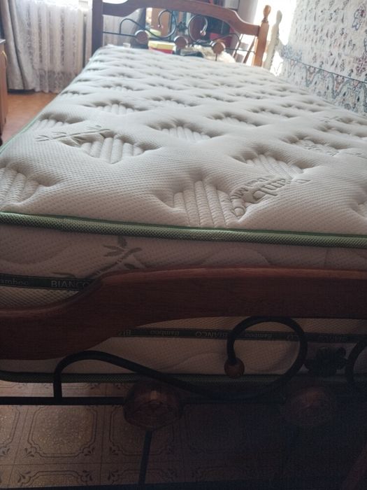 Продам две  кровати с матрасами