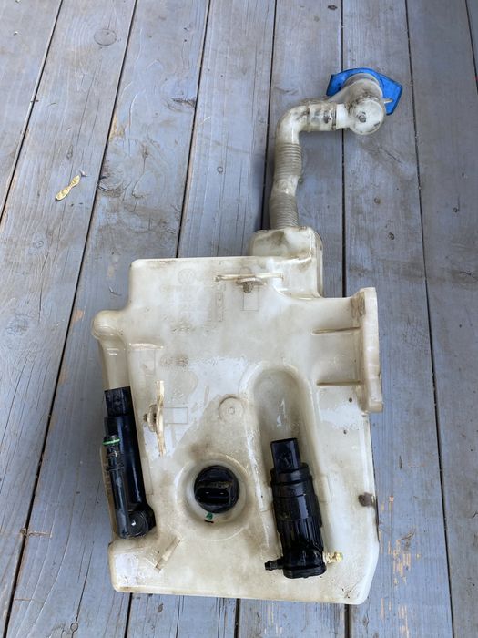 Vas lichid parbriz original VW Golf 5, pentru instalația de spălare a farurilor.  Complet, cu două motorașe, ambele funcționale. Piesă originală