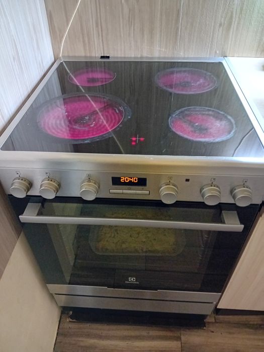 Свободностояща готварска печка Electrolux 60 см.