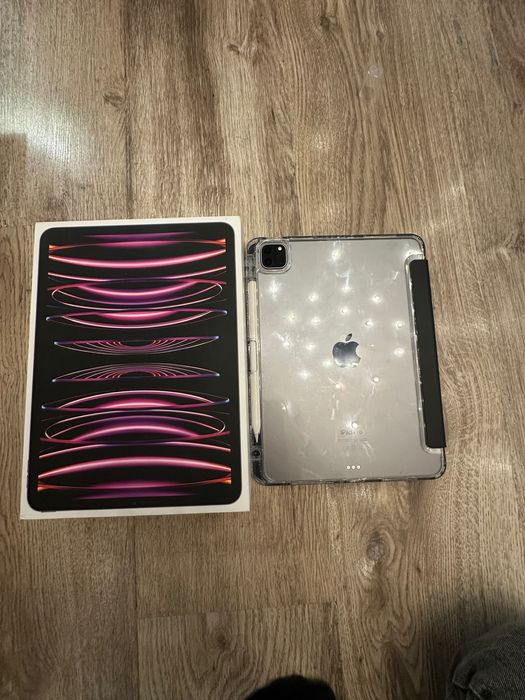 IPad 11 Pro 4th gen 256 GB + Cellular + keyboard + case
