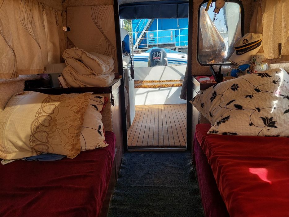 Vând barca cabinata cu motor și peridoc