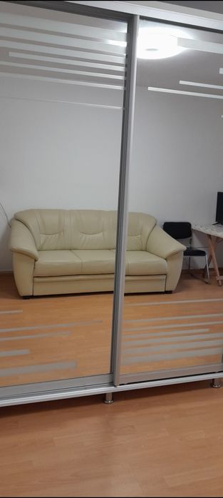 Dau în chirie apartament cu o cameră