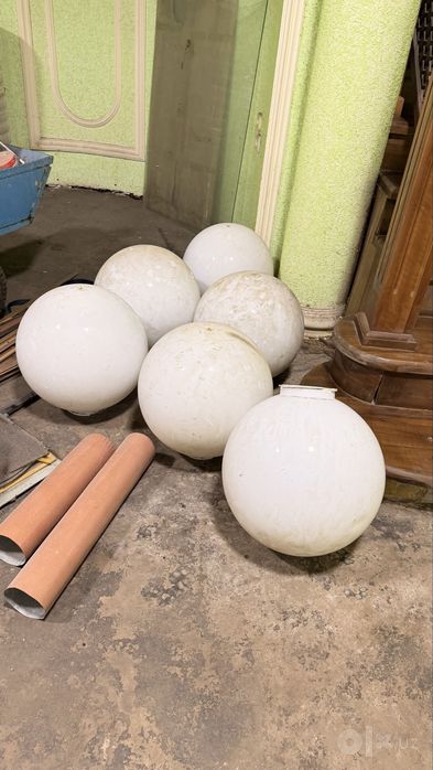 Oq rangli shar shaklidagi plafonlar