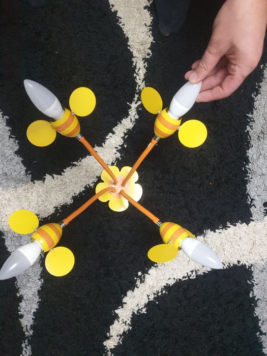 Lustră model albinuțe