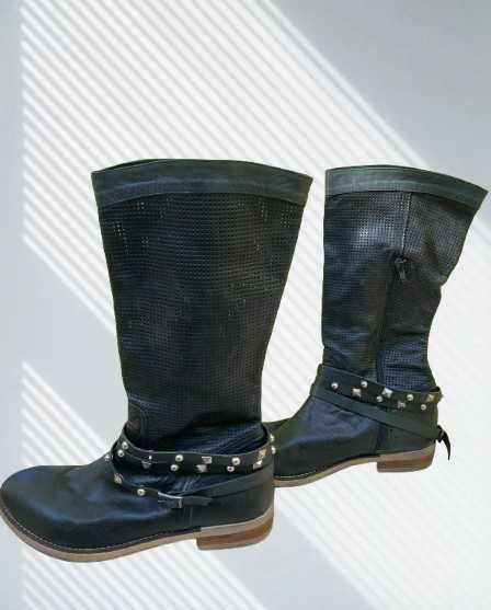 Интересни ботуши