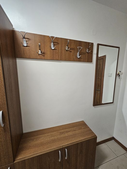 Портманто с шкаф за обувки, закачалки за палта и якета и огледало.