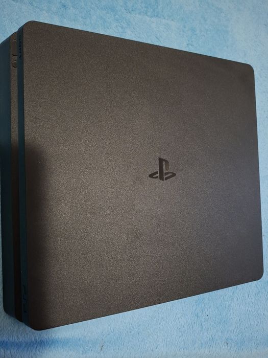 Pachet Complet PS4 Slim (Stare Perfectă) + 3 Manete Originale + 7 Jocuri (FC 25, Lego, Injustice)