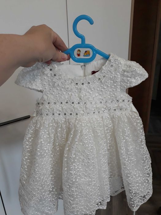 Отдам платья на 6 мес