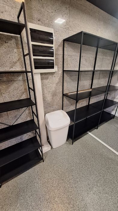 Etajere metalice moderne – ideale pentru magazin, showroom, birou sau depozitare eleganta