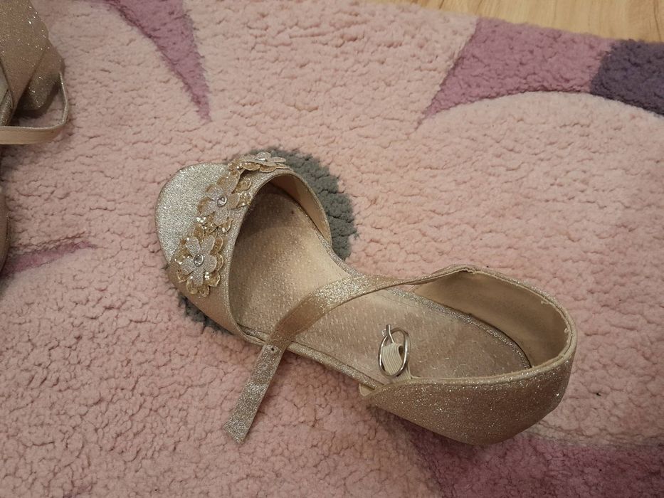 Красиви обувки за принцеса размер 35
