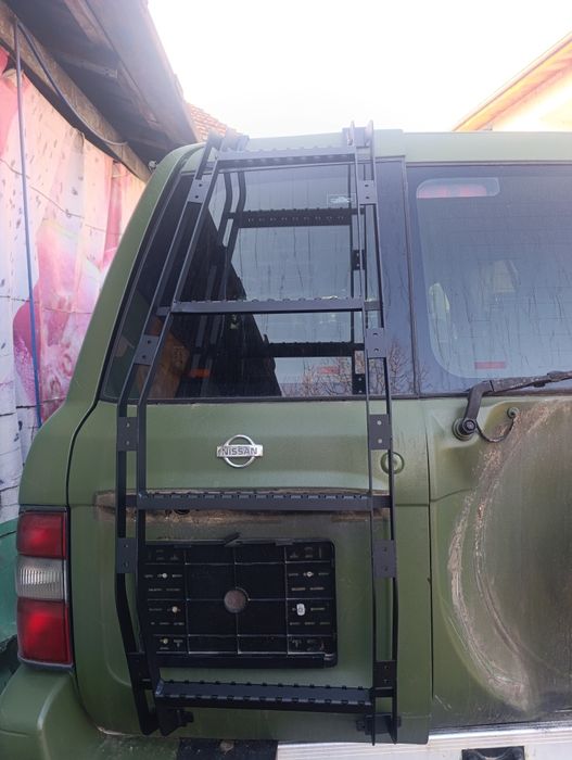 Продавам стълба багажник за Нисан Патрол Y61