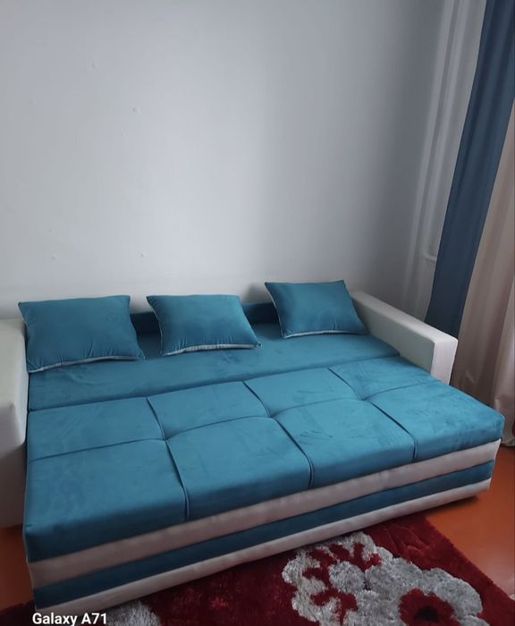 Диван бежевый бирюзовый