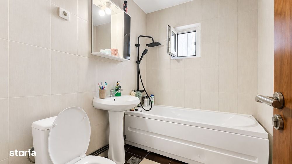 Apartament 3 camere decomandat Nicolina Prima Statie Etaj Intermediar