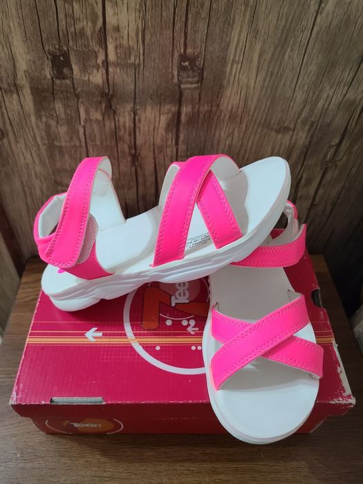 Босоножки для девочки 35размер качественные.  Новые