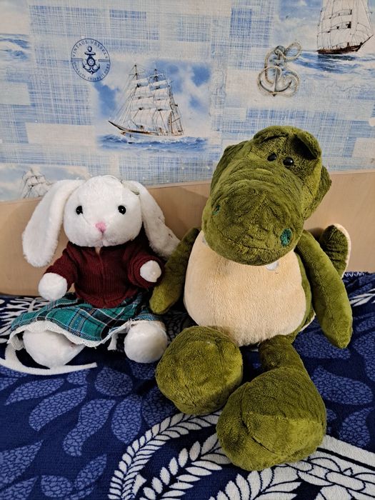 мягкие игрушки, заяц и крокодил