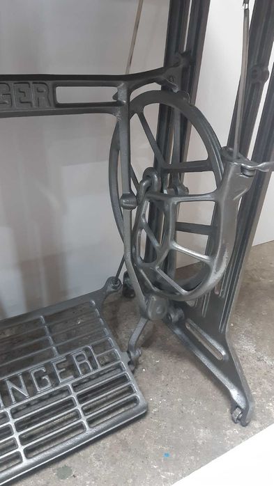 Работеща ретро шивашка машина