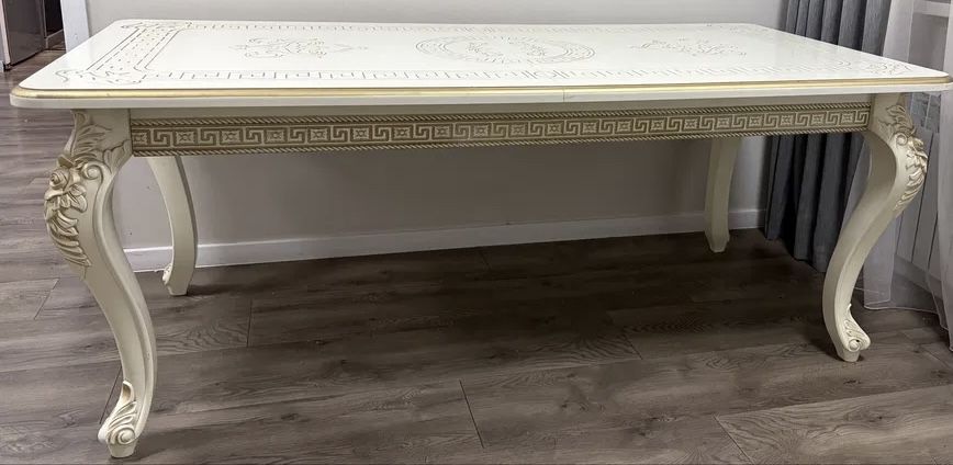 Стол и горка в гостиной