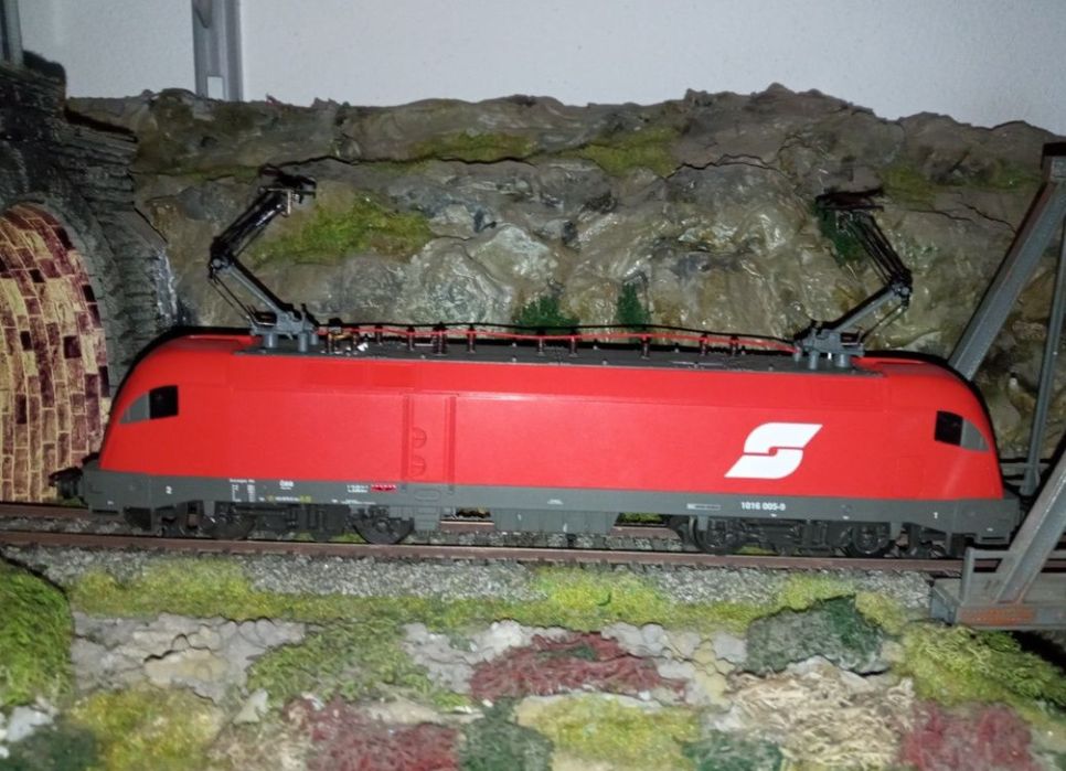 Locomotiva electrică piko Taurus 

Lumini frontale 
Tracțiune integral