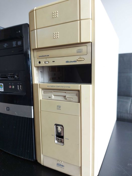 3 x Desktop PC (trei calculatoare mai vechi)