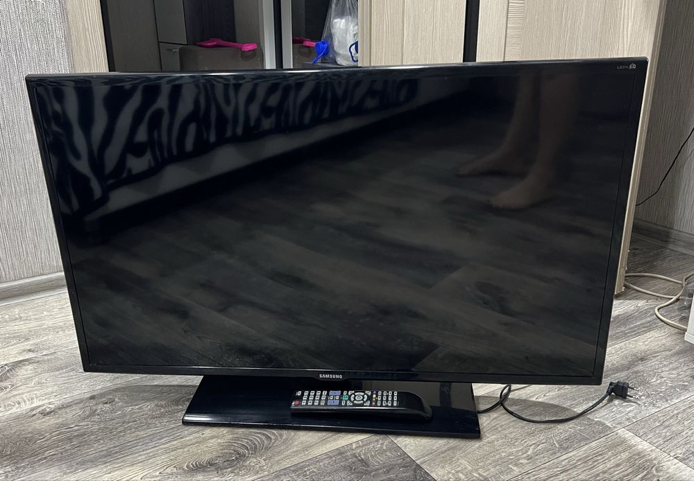 Продаю телевизор Samsung 102 диагональ