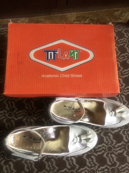 Нарядные серебристые туфли на девочку. Новые. В упаковке. Пр-во Турция