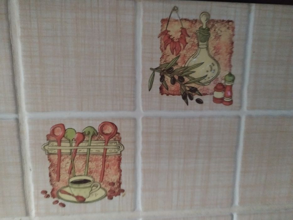 Продам настенную плитку с рисунком.
