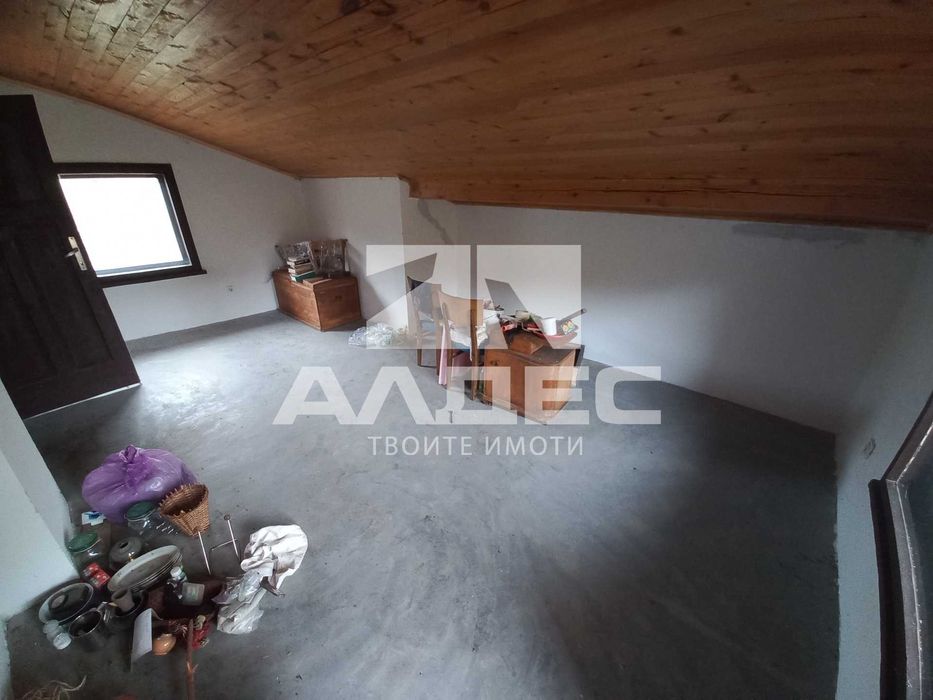 Продава се двуетажна масивна къща с двор в сл. Планиница!