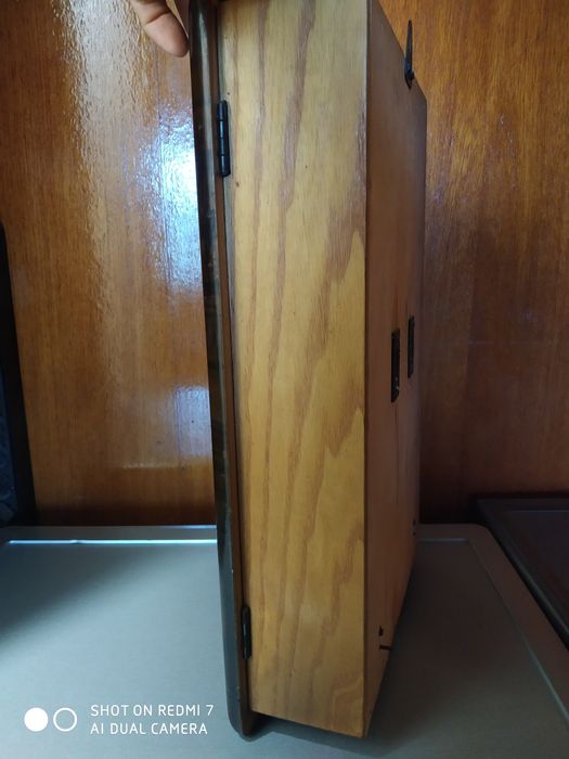 Механичен стенен часовник с махало