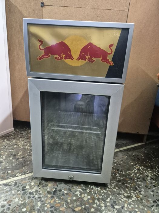 Продаю фирменный холодильник Red Bull