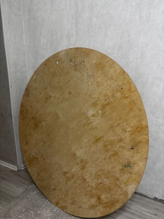 Круглый деревянный стол