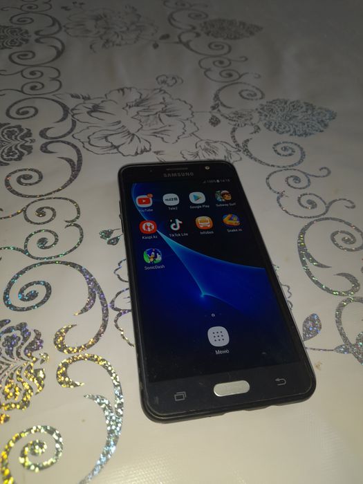 Продам бу тел самсунг А20s самсунгJ5