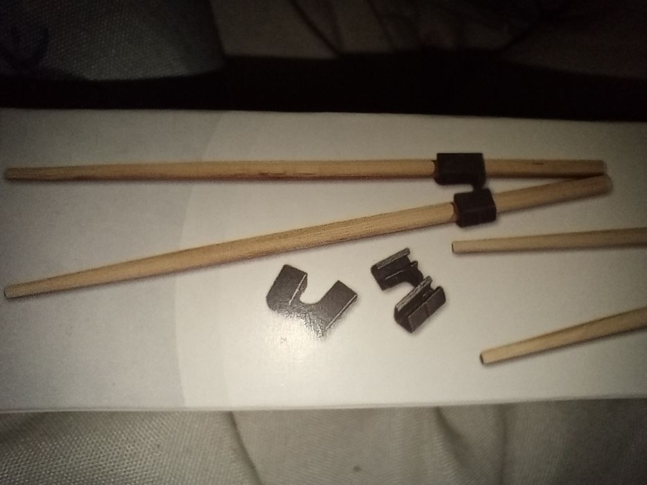 Chopstick Set sigilat nou nefolosit, un set are 4 perechi betisoare pentru mancat / chopsticks din bambus și 4 elemente ajutatoare pentru incepatori