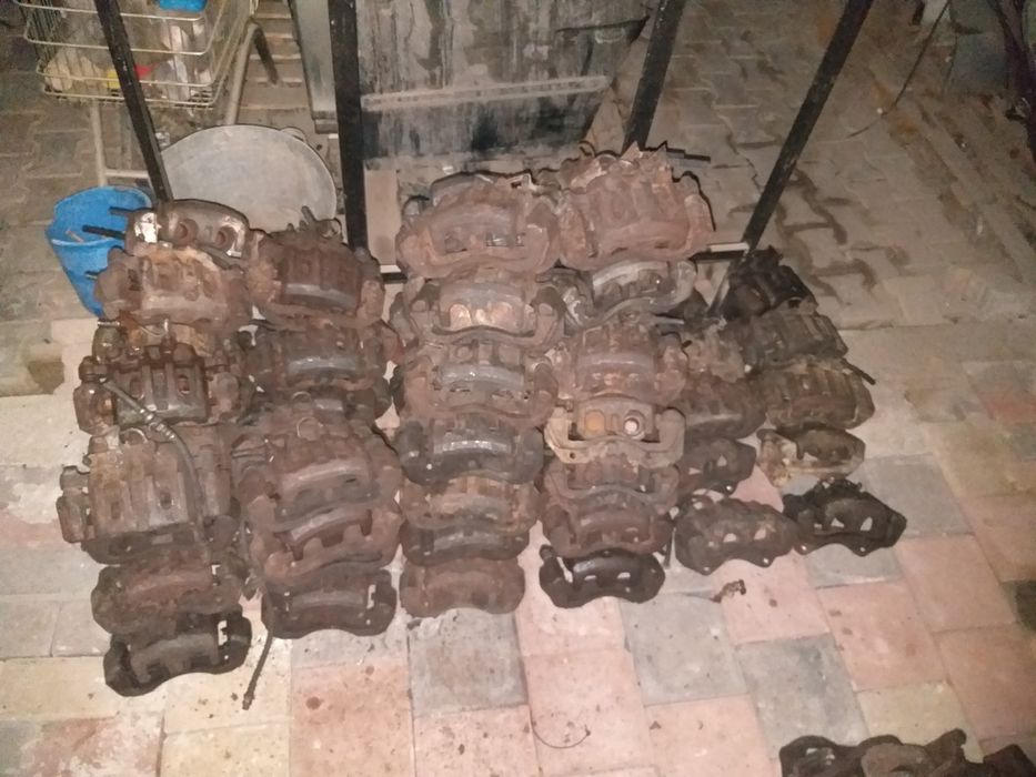 Суппорт передний Mitsubishi Delica Булка 97-07, 86-99 montero pajero