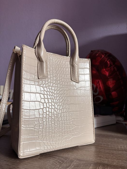 Бежава чанта наподобяваща смийски кожа