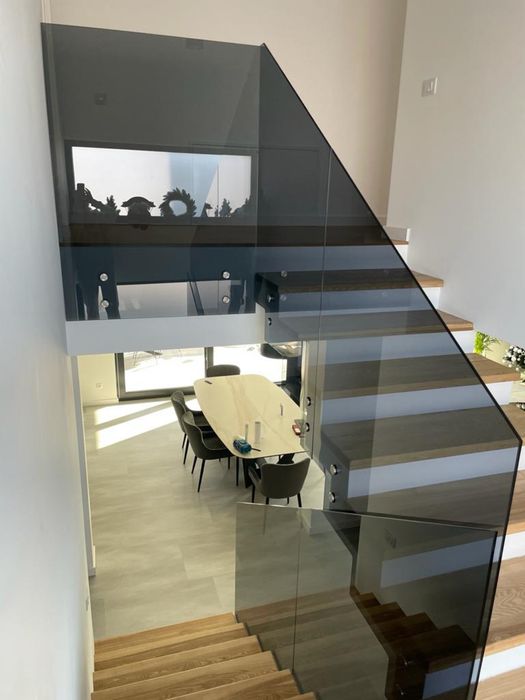 Balustrada din sticla securizata fixata lateral in conectori