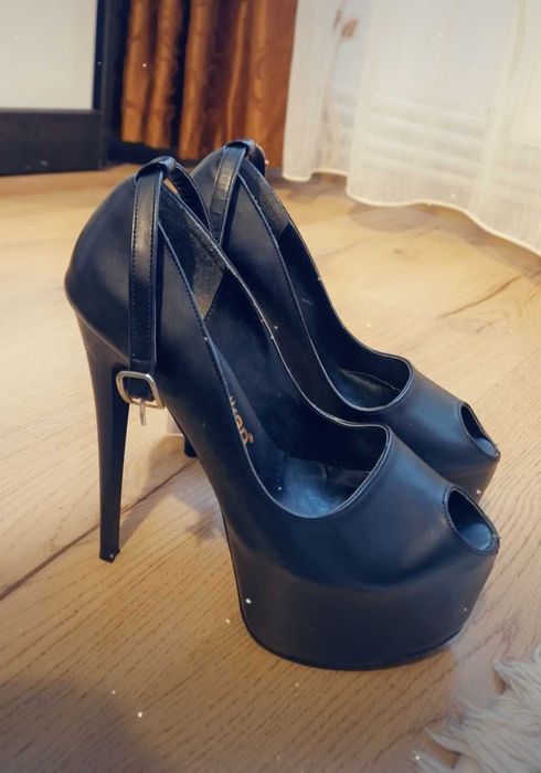 Vând cizme din catifea /pantofi cu toc