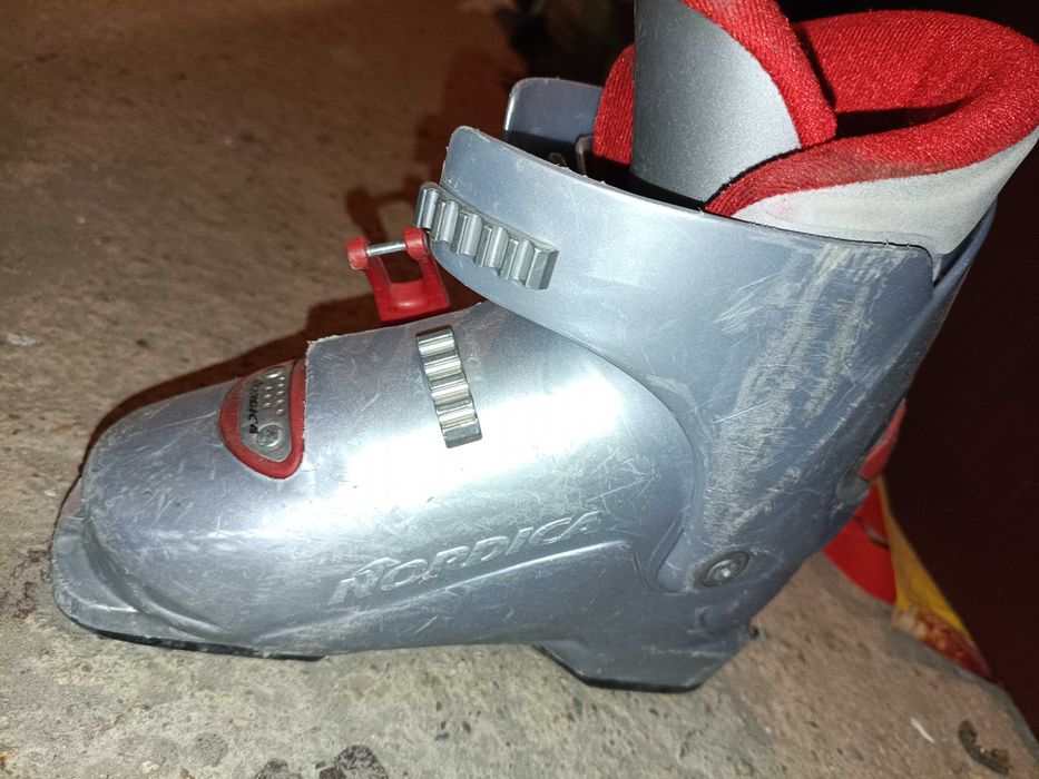 Продавам детски ски обувки ski