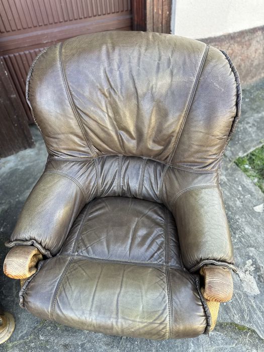 Кожен диван и  фотьойл – естествена кожа, масивни дървени детайли