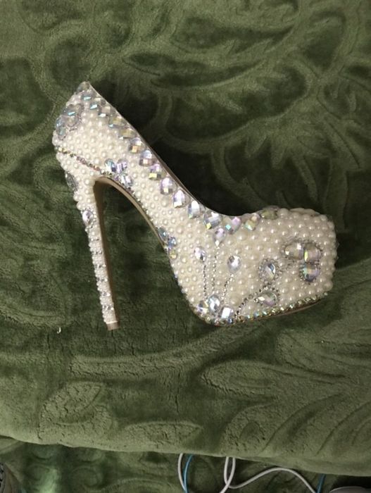 Pantofii cu toc înalt cu perle și pietre