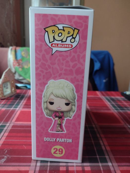 Funko pop Dolly Parton и One piece funko pops