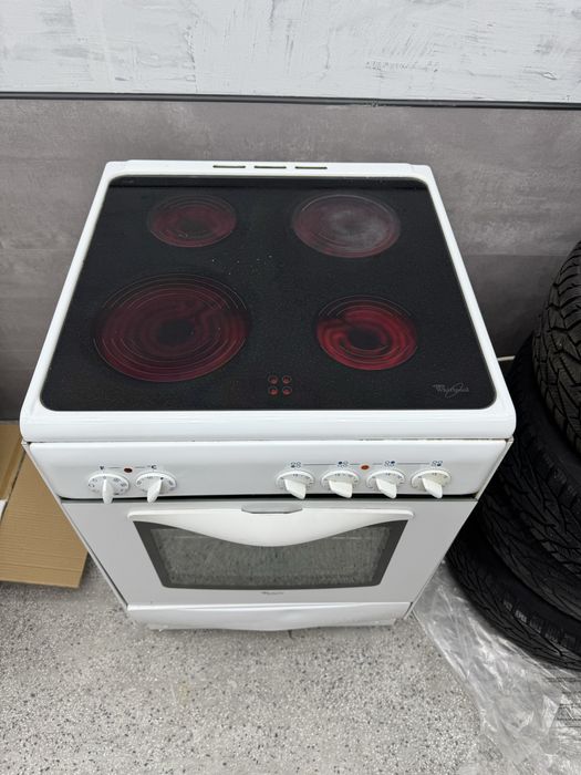 Готварска печка с керамични котлони Whirlpool