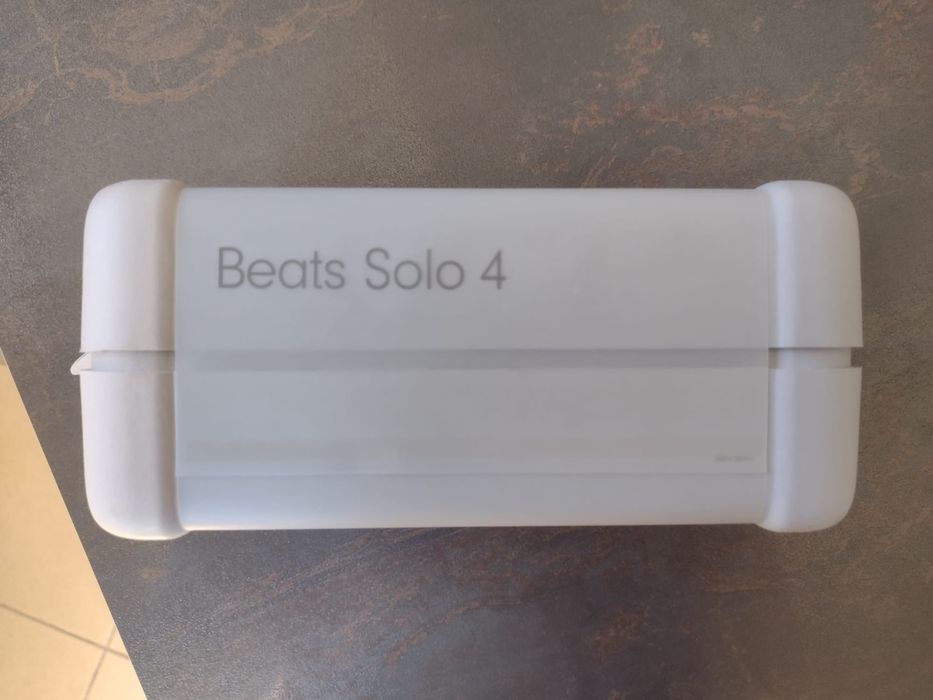 Неразопаковани току що купени слушалки beats solo 4