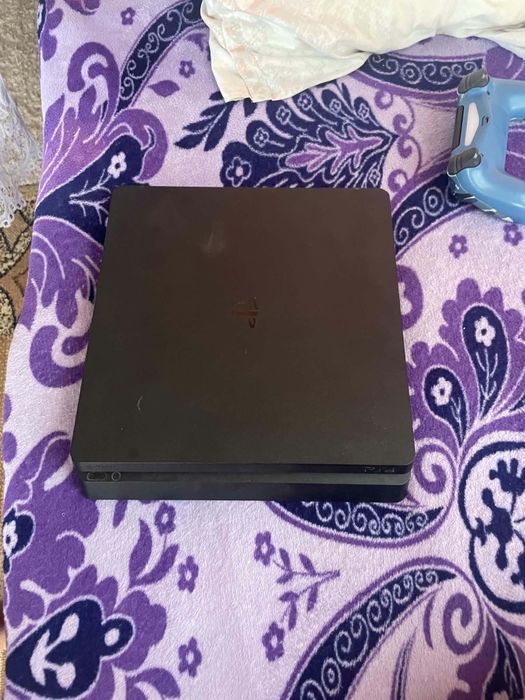 Продава се PS4 с 2 джойстика